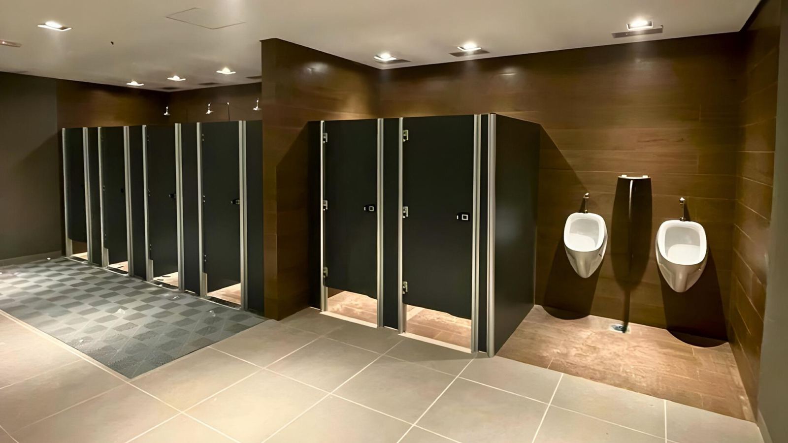 Bateria de cabines sanitárias DivPro em ambiente corporativo